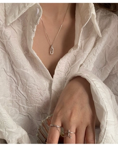 Nahaufnahme der silbernen Halskette und der minimalistischen Ringe an einem Modell