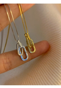Makroaufnahme der silbernen und goldenen Halskette mit Forever-Gravur und Kristallelementen