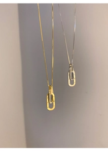 Detail von ineinandergreifenden Silber- und Goldketten mit Forever-Gravur und Pavé-Kristallen