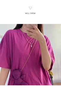 Detailaufnahme einer minimalistischen Silberhalskette mit blauem Anhänger an einem Model