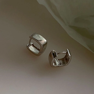 Orecchini a cerchio quadrati color argento con finitura in metallo lucido spesso
