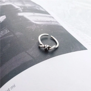 Anillo abierto de plata de ley S925 con diseño de nudo vintage y acabado envejecido