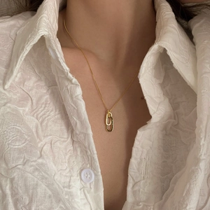 Elegante vergoldete Halskette mit ineinandergreifenden Ringen und Zirkon-Pavé