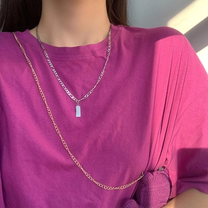 Minimalistische silberne Quadrat-Halskette mit Figaro-Kette auf lila T-Shirt