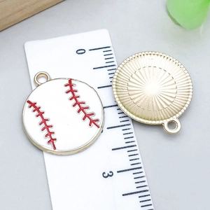 Dettaglio del ciondolo baseball in smalto con cuciture rosse e retro in metallo dorato