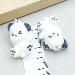 Gros plan de breloques chiots floquées blanches avec anneaux argentés pour bijoux DIY