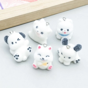 Détail de cinq mignons pendentifs animaux floqués blancs avec anneaux argentés pour bijoux