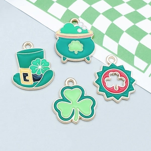 Détail de breloques trèfle et chapeau émaillés vert pour la Saint-Patrick en métal