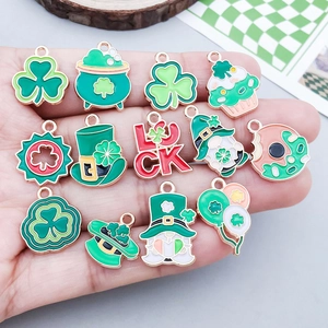 Set de breloques émaillées vertes de la Saint-Patrick avec trèfle et gnome