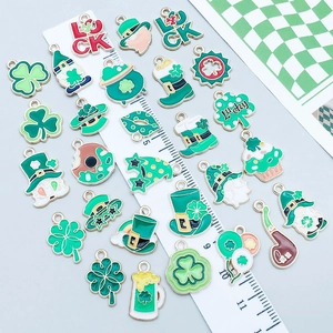 Assortiment de breloques de la Saint-Patrick en émail vert avec trèfles et gnomes