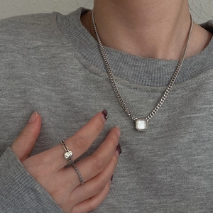 Conjunto de collar de cadena gruesa plateada y anillos con colgante cuadrado minimalista