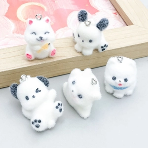 Cinq pendentifs chiens en flocage blanc avec anneaux argentés pour bijoux DIY