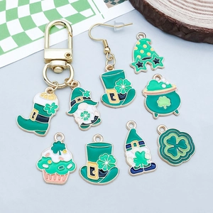 Vue détaillée des breloques trèfle et chapeau en émail vert pour bijoux St Patrick