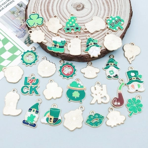 Vue rapprochée de breloques trèfles et gnomes en émail vert pour bijoux personnalisés