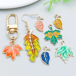 Détails de charms feuilles d'érable en émail coloré et pendentifs d'automne pour bijoux