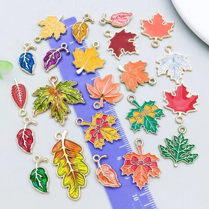 Pendentifs feuilles d'érable émaillées colorées pour la création de bijoux DIY