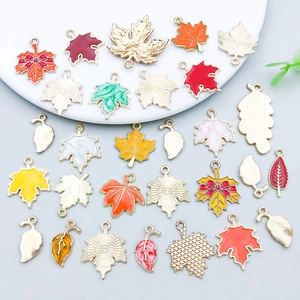 Détails de pendentifs feuilles d'érable colorées en émail pour création de bijoux