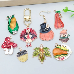 Gros plan de pendentifs émaillés colorés pour Thanksgiving avec dinde, citrouille et érable