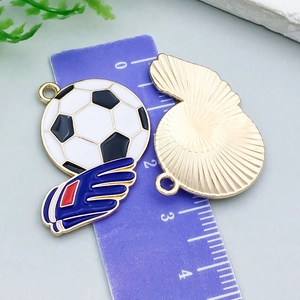 Detail von Fußball und Torwart-Handschuh Anhänger mit Lineal für DIY Schmuckherstellung