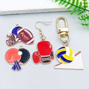 Detail von bunten Emaille Sportanhängern mit Rugby und Boxhandschuhen für DIY Schmuck