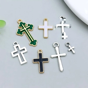 Detailweergave van gemengde legering kruis hangers met kleurrijke emaille afwerkingen