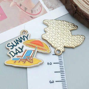 Détail macro du pendentif de plage en émail avec mesure de taille pour bijoux DIY