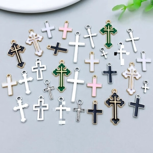 Kleurrijke emaille kruishangers voor DIY-sieraden maken met een metallic afwerking