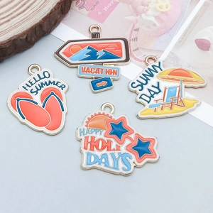 Macro de pendentifs d'été en émail coloré avec motifs de tongs et chaise de plage