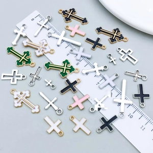 Assortiment vintage zilveren kruishangers in diverse kleuren en maten voor DIY-sieraden