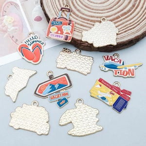 Détail de breloques de voyage en émail coloré avec valises et tongs pour bijoux