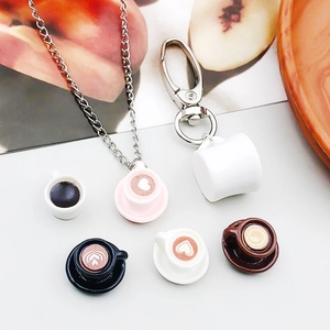 Makroaufnahme bunter Kaffeebecher-Anhänger aus Harz für DIY-Halsketten und Schmuck