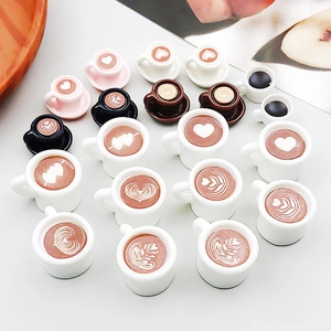 Detailansicht der gemischten Harz-Mini-Kaffeetassen-Anhänger mit Latte-Art-Designs
