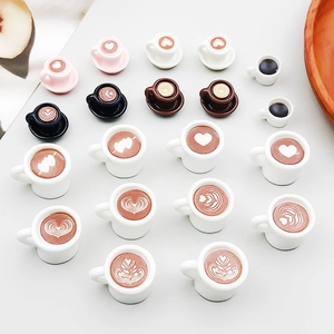 Detailansicht von Mini-Kaffeetassen-Anhängern aus Harz mit bunten Latte-Art-Mustern