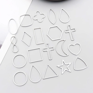 Dettaglio di 20 ciondoli geometrici in acciaio inossidabile argento per creazione gioielli DIY