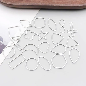 Dettaglio di cornici geometriche in acciaio inossidabile argento per gioielli DIY