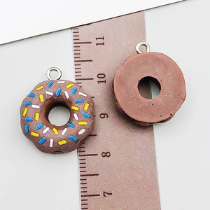 Dettaglio del ciondolo a ciambella in resina da 20mm con trama e anello in metallo