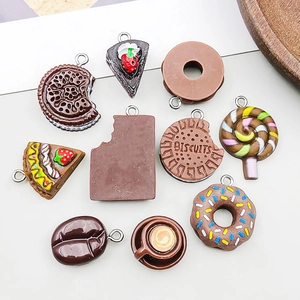 Dettaglio di 10 ciondoli assortiti in resina come ciambelle e torte con ganci metallici