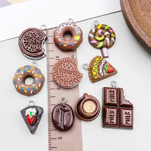 Assortimento di ciondoli a forma di dessert in resina marrone caffè per gioielli fai-da-te