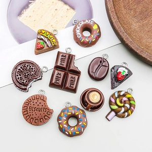 Set di ciondoli in resina al cioccolato e torta con anelli per gioielli fai da te