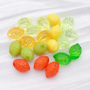Dettaglio macro di ciondoli a forma di frutta colorata in acrilico per gioielli fai-da-te