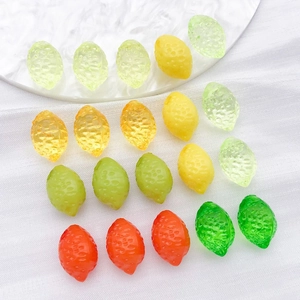 Dettaglio macro di ciondoli colorati a forma di limone in acrilico per gioielli fai-da-te