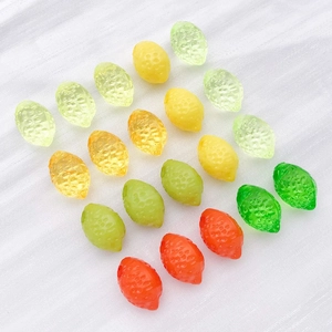 Vista macro di ciondoli a limone in acrilico 3D per gioielli DIY in colori vivaci
