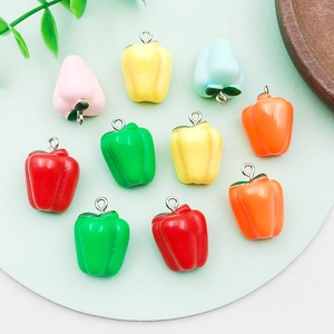 Set di 10 ciondoli a forma di peperoncino colorato in resina per gioielli DIY