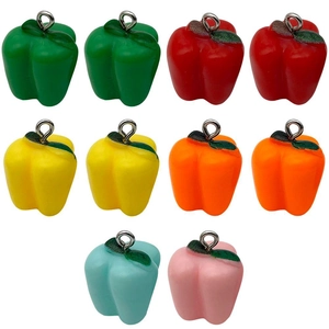 Set di 10 ciondoli a peperoncino in resina colorata con anelli metallici per gioielli