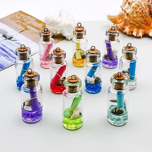 Détails de dix mini bouteilles à vœux colorées avec coquillages et petits parchemins