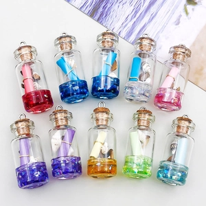Gros plan de 10 mini bouteilles de vœux en verre avec bouchons et résines colorées