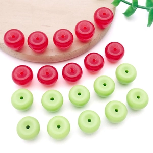 Primer plano de cuentas de manzana en acrílico rojo y verde con agujero para joyería DIY