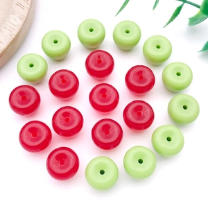 Colgantes de manzana de acrílico rojo y verde para hacer joyas DIY dispuestos en círculo