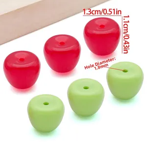 Detalle de cuentas de manzana en acrílico rojo y verde, tamaño 1,1x1,3cm y agujero 1,8mm
