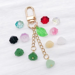 Détail de perles lotus en verre coloré et breloques pour la création de bijoux DIY